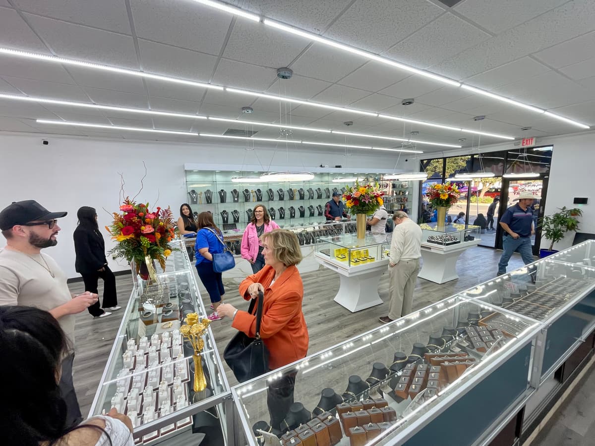 Panoramic view of Main & Stone Fine Jewelry in Taylor, TX
